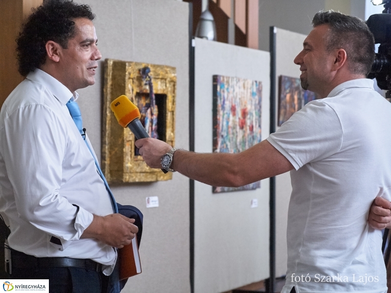 Kötetbemutató és kiállítás a könyvtárban - fotó Szarka Lajos