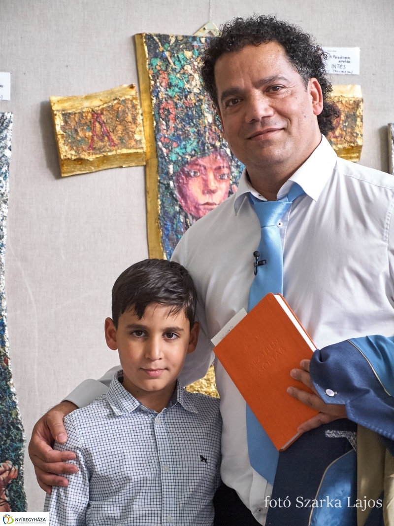 Kötetbemutató és kiállítás a könyvtárban - fotó Szarka Lajos