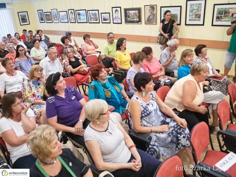 Kötetbemutató és kiállítás a könyvtárban - fotó Szarka Lajos