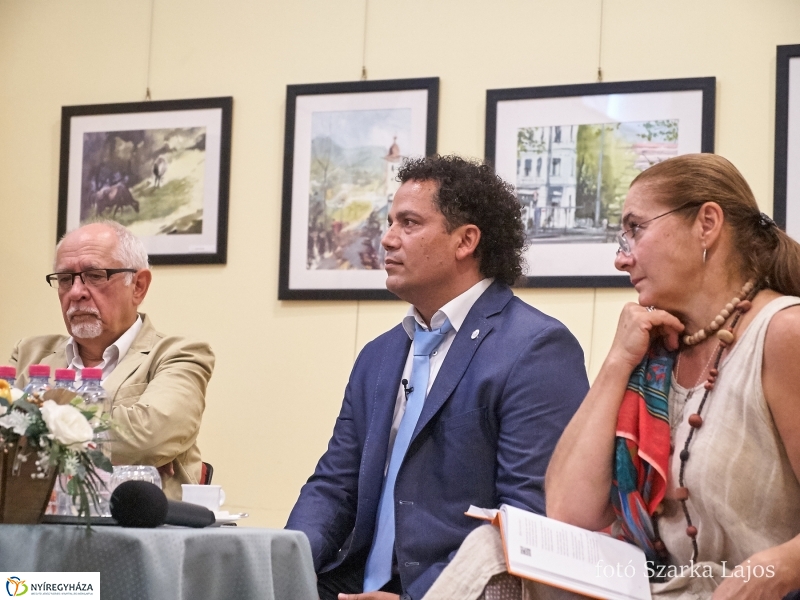 Kötetbemutató és kiállítás a könyvtárban - fotó Szarka Lajos