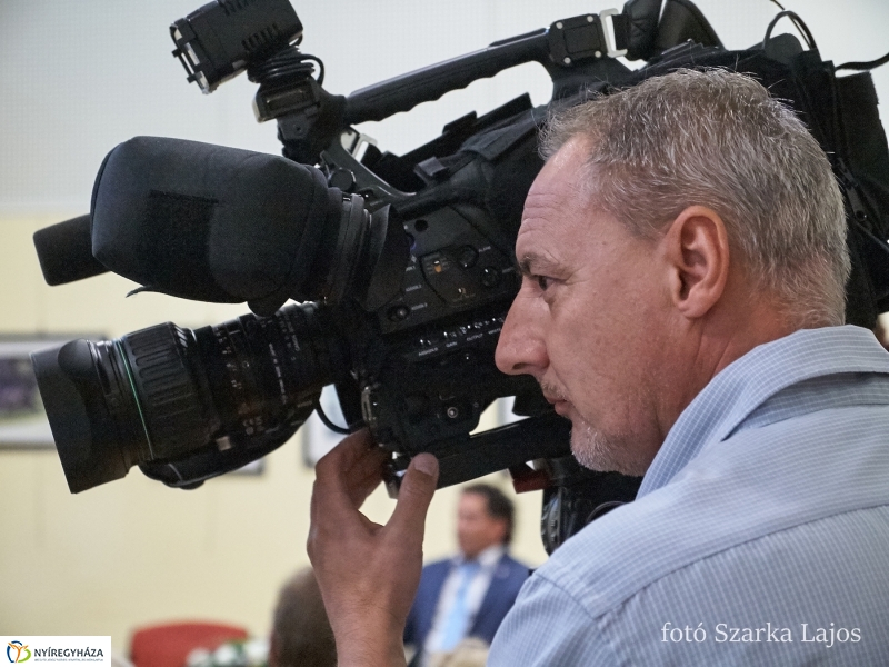 Kötetbemutató és kiállítás a könyvtárban - fotó Szarka Lajos