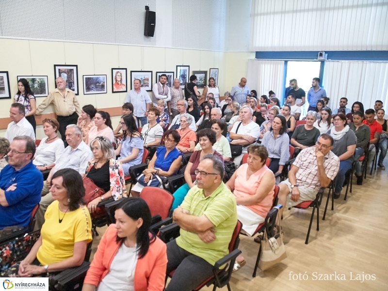 Kötetbemutató és kiállítás a könyvtárban - fotó Szarka Lajos