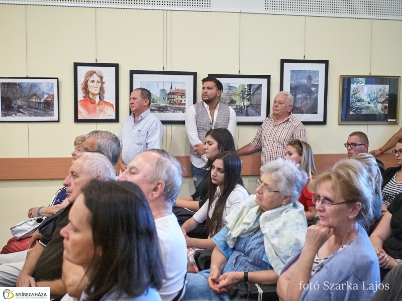Kötetbemutató és kiállítás a könyvtárban - fotó Szarka Lajos