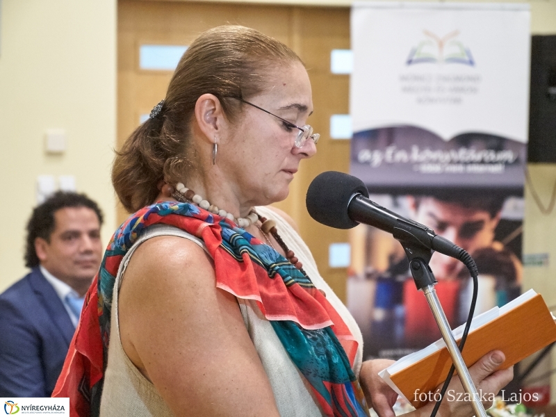 Kötetbemutató és kiállítás a könyvtárban - fotó Szarka Lajos