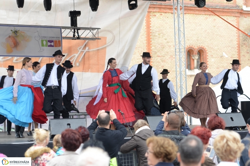 A Szabolcs Néptáncegyüttes fellépése a Tirpák Fesztiválon