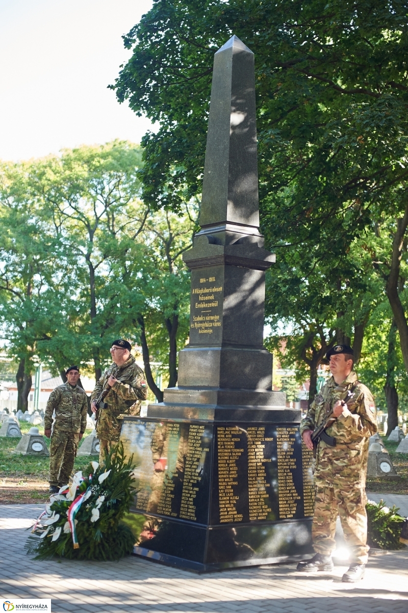 Emlékezés a Hősök temetőjében - fotó Szarka Lajos