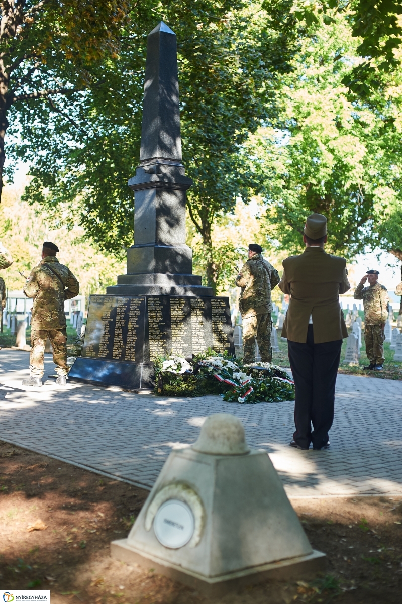 Emlékezés a Hősök temetőjében - fotó Szarka Lajos