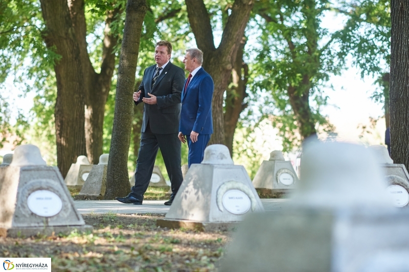 Emlékezés a Hősök temetőjében - fotó Szarka Lajos