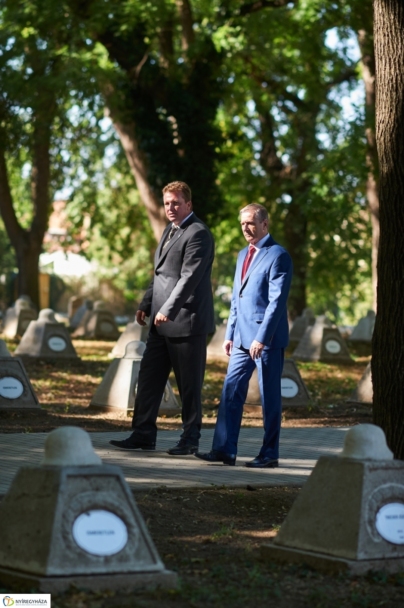 Emlékezés a Hősök temetőjében - fotó Szarka Lajos