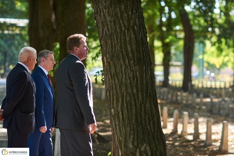 Emlékezés a Hősök temetőjében - fotó Szarka Lajos