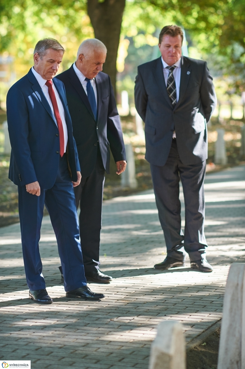 Emlékezés a Hősök temetőjében - fotó Szarka Lajos