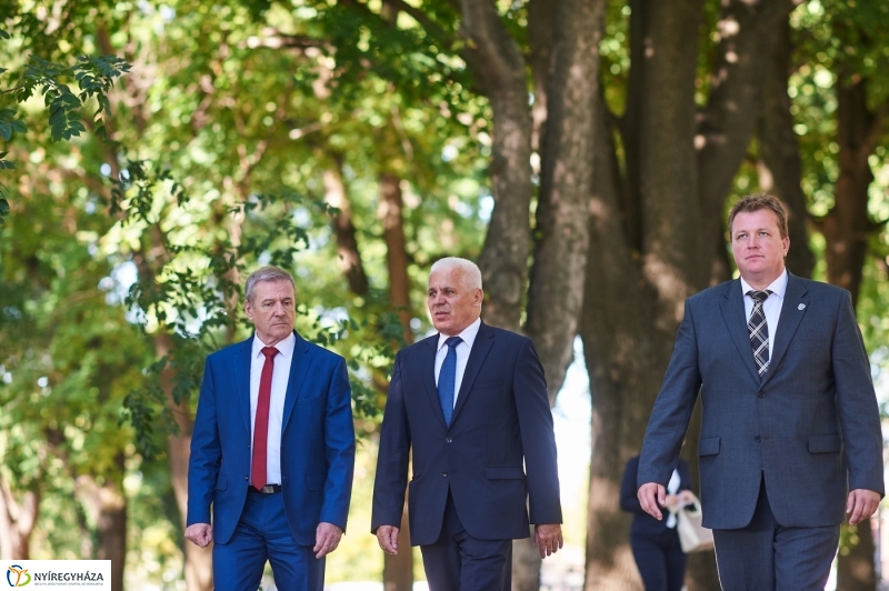 Emlékezés a Hősök temetőjében - fotó Szarka Lajos