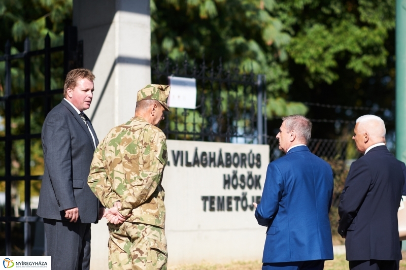 Emlékezés a Hősök temetőjében - fotó Szarka Lajos