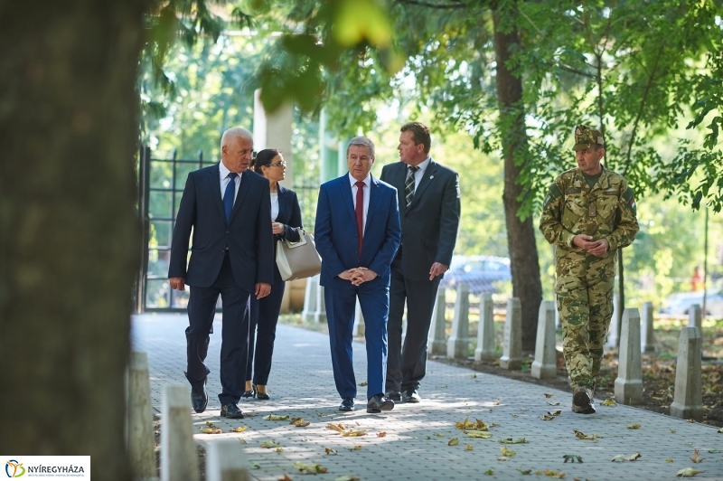 Emlékezés a Hősök temetőjében - fotó Szarka Lajos