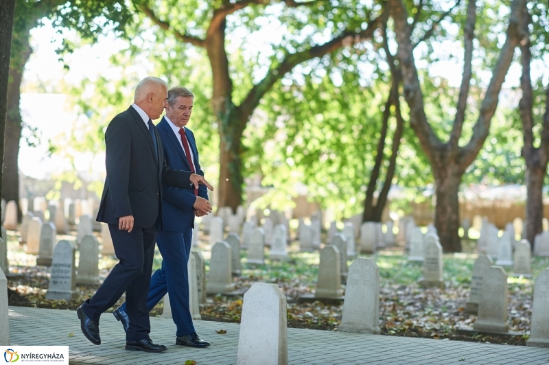 Emlékezés a Hősök temetőjében - fotó Szarka Lajos