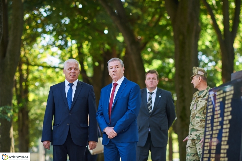 Emlékezés a Hősök temetőjében - fotó Szarka Lajos