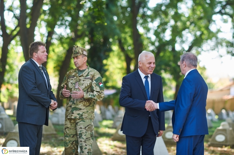 Emlékezés a Hősök temetőjében - fotó Szarka Lajos