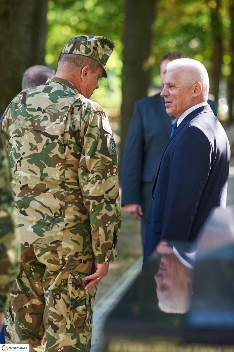 Emlékezés a Hősök temetőjében - fotó Szarka Lajos