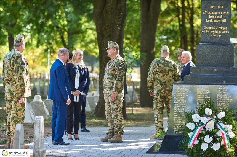 Emlékezés a Hősök temetőjében - fotó Szarka Lajos