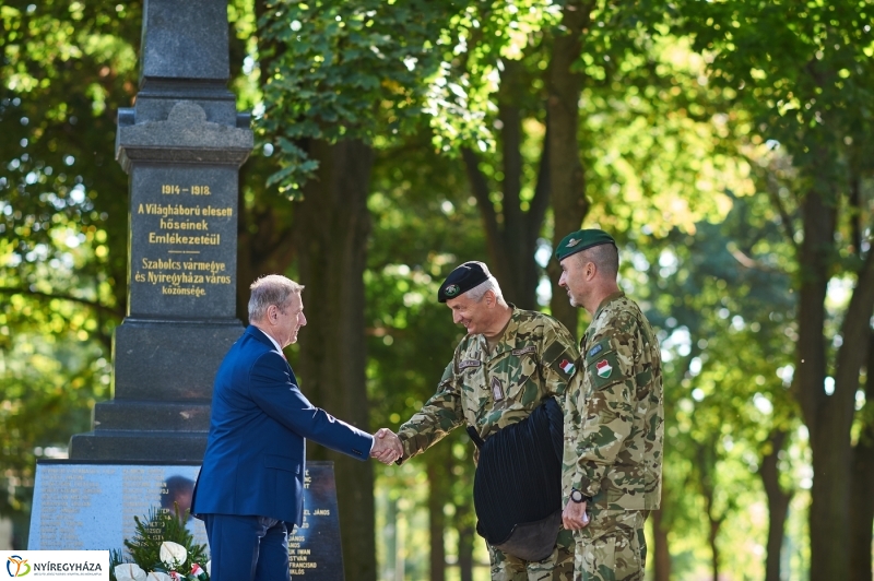 Emlékezés a Hősök temetőjében - fotó Szarka Lajos
