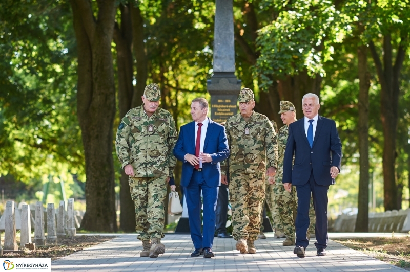 Emlékezés a Hősök temetőjében - fotó Szarka Lajos
