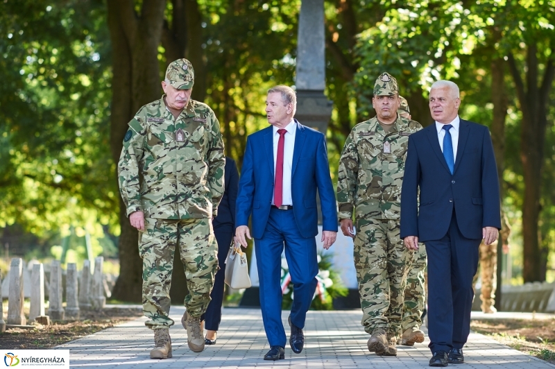 Emlékezés a Hősök temetőjében - fotó Szarka Lajos