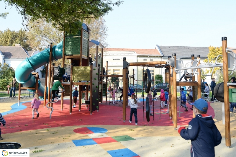 Bessenyei-Benczúr tér átadás - fotó Trifonov Éva