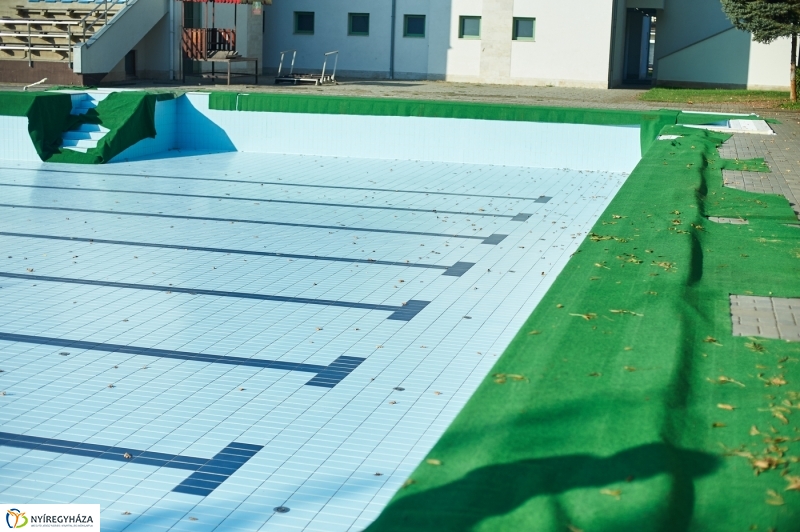 Medencefedés a strandon - fotó Szarka Lajos