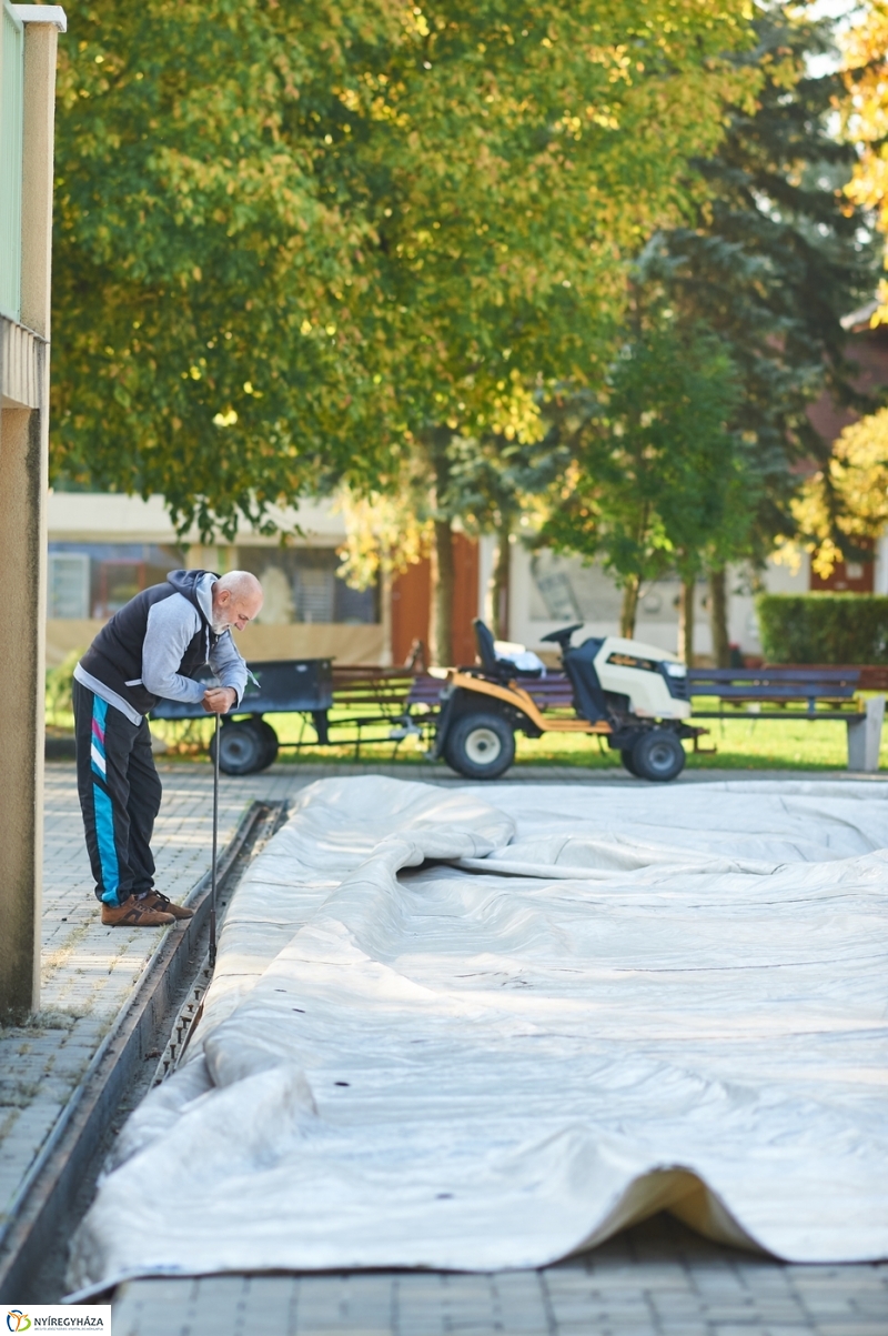 Medencefedés a strandon - fotó Szarka Lajos