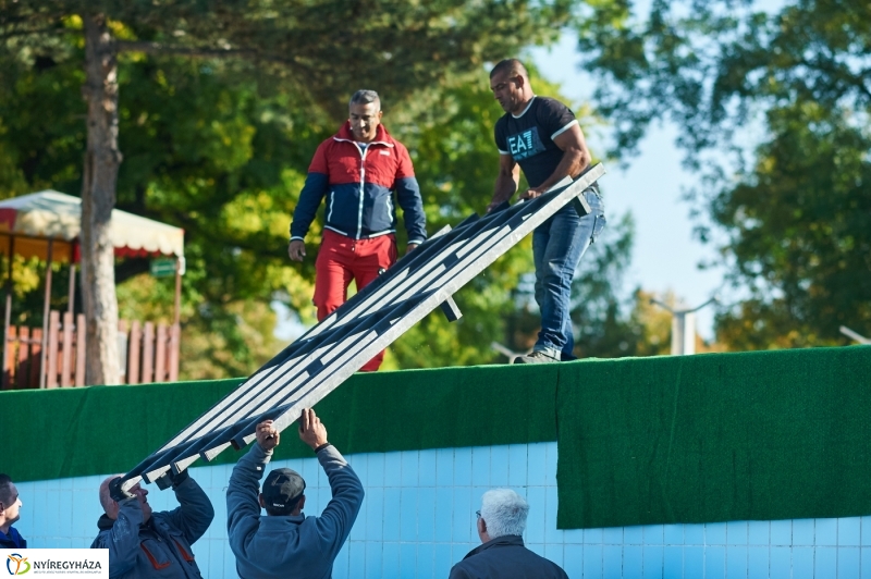 Medencefedés a strandon - fotó Szarka Lajos