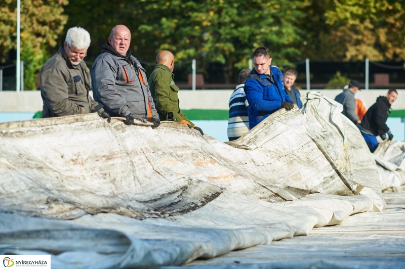 Medencefedés a strandon - fotó Szarka Lajos
