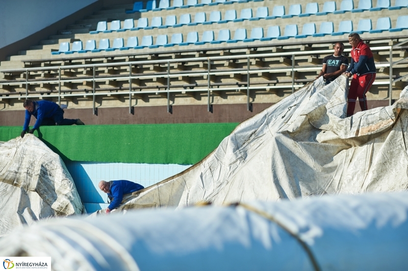 Medencefedés a strandon - fotó Szarka Lajos