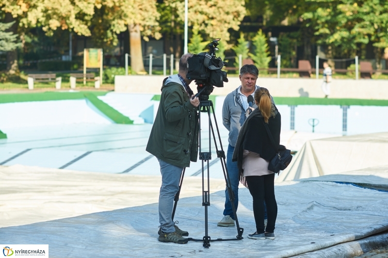 Medencefedés a strandon - fotó Szarka Lajos