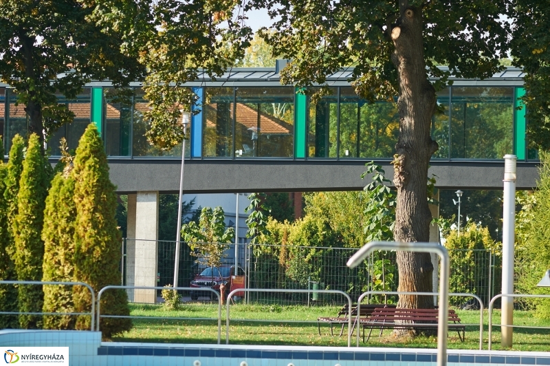 Medencefedés a strandon - fotó Szarka Lajos