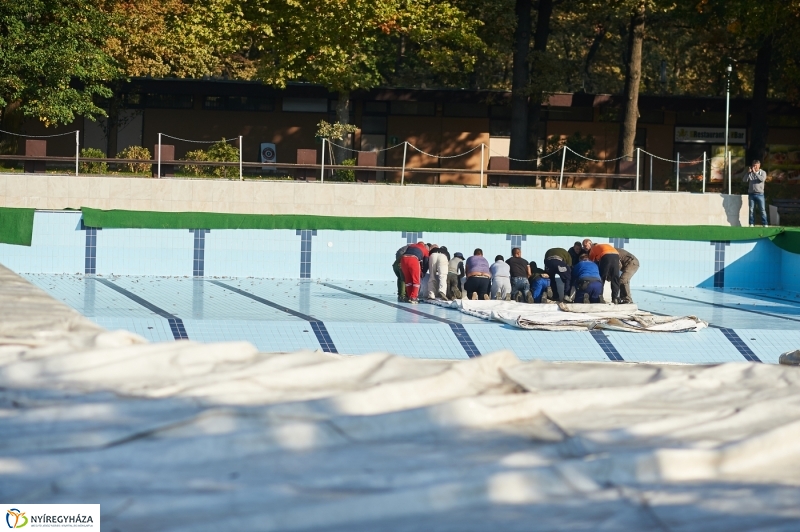 Medencefedés a strandon - fotó Szarka Lajos