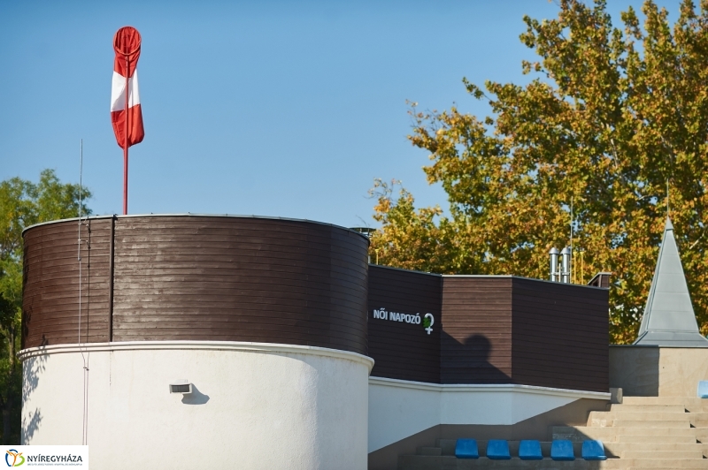 Medencefedés a strandon - fotó Szarka Lajos