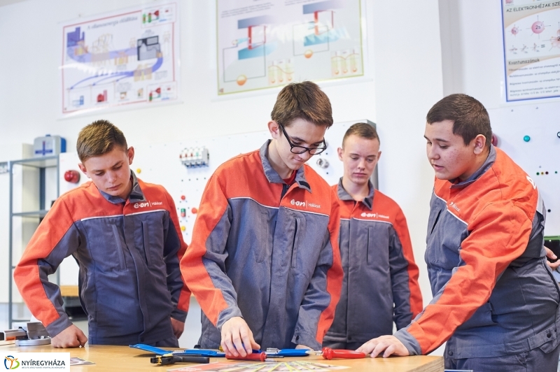 Eon tanműhely átadó - fotó Szarka Lajos