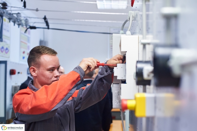 Eon tanműhely átadó - fotó Szarka Lajos