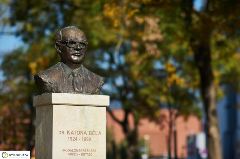 Híregyháza a Bessenyei téren - fotó Szarka Lajos