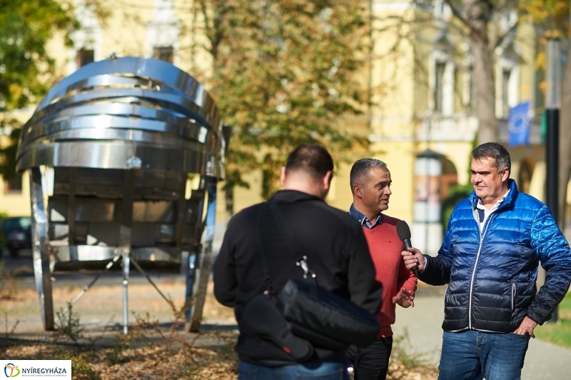Híregyháza a Bessenyei téren - fotó Szarka Lajos