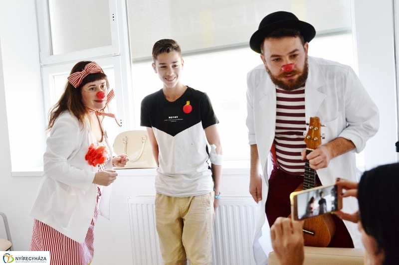 Piros Orr Bohócdoktorok Nyíregyházán - fotó Trifonov Éva