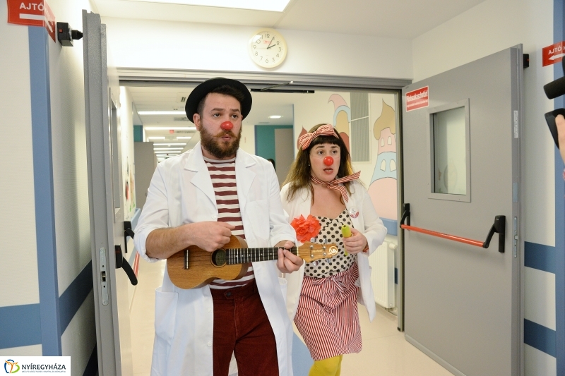 Piros Orr Bohócdoktorok Nyíregyházán - fotó Trifonov Éva