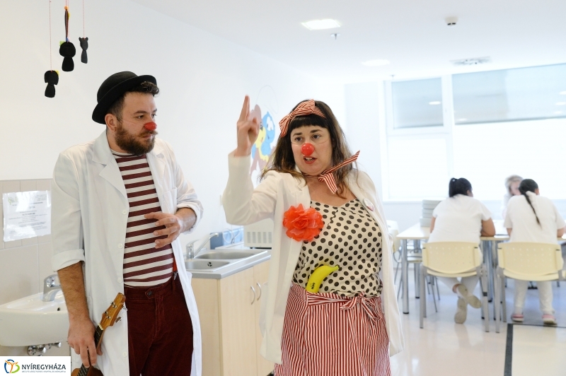 Piros Orr Bohócdoktorok Nyíregyházán - fotó Trifonov Éva