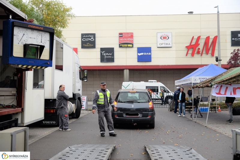 A járművek őszi-téli átállását segítő akció-fotó Trifonov Éva