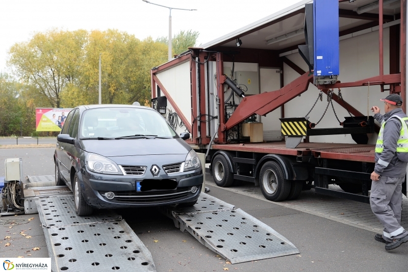 A járművek őszi-téli átállását segítő akció-fotó Trifonov Éva