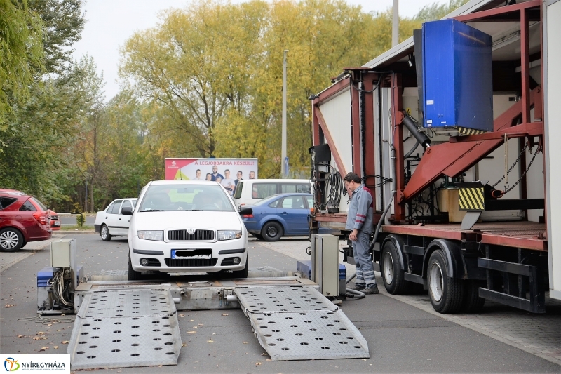 A járművek őszi-téli átállását segítő akció-fotó Trifonov Éva