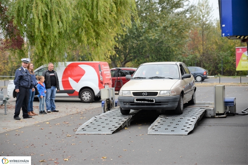A járművek őszi-téli átállását segítő akció-fotó Trifonov Éva