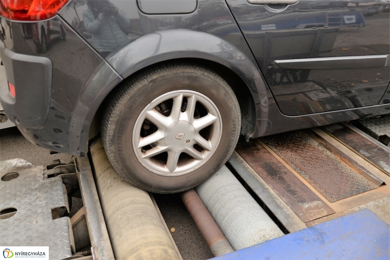 A járművek őszi-téli átállását segítő akció-fotó Trifonov Éva