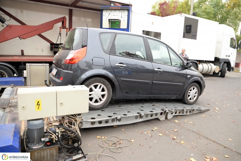 A járművek őszi-téli átállását segítő akció-fotó Trifonov Éva