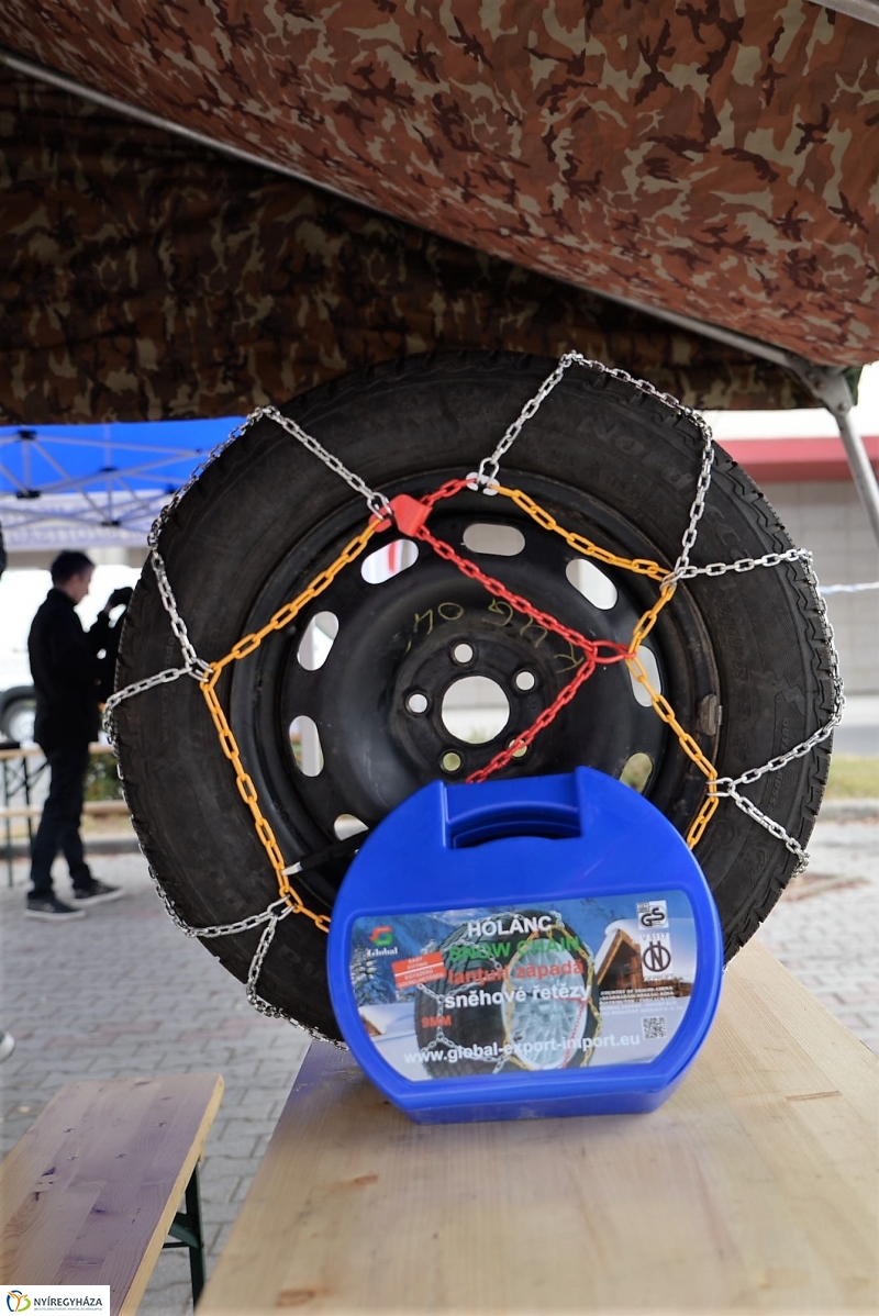 A járművek őszi-téli átállását segítő akció-fotó Trifonov Éva